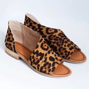 Only worn once! Printed Flats / Sandals